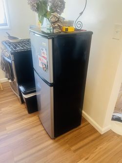 Refrigerator For Sale Magic Chef 4.0 Cu Ft
