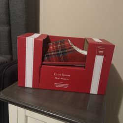 New Club Room men’s slippers red size 10-11
