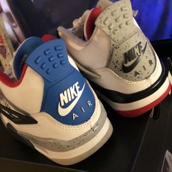 JORDAN RETRO 4 Size 6Y (offers Or Trades Lmk)