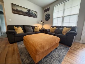 Living Room Set in Excellent Condition – Sofa Bed Included