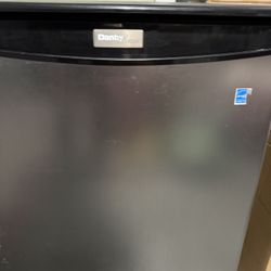 Danby Mini Fridge 4.4 cu ft – No Freezer