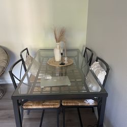 Dining Table With 4 Charis
