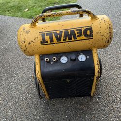 DEWALT 4.5-Gallon Portable Electric 225 PSI Horizontal Air Compressor