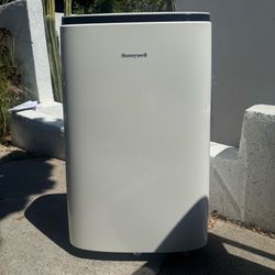 Portable Honeywell HJ4CESWK9 14,000 BTU Air Conditioner with Dehumidifier & Fan (Silver Lake)