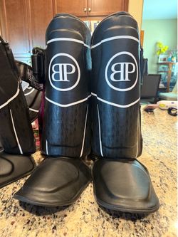 L/XL Break Point Kickboxing shin guards-Like New