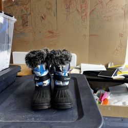 Boys like new size 11 boots snow boots furry boots