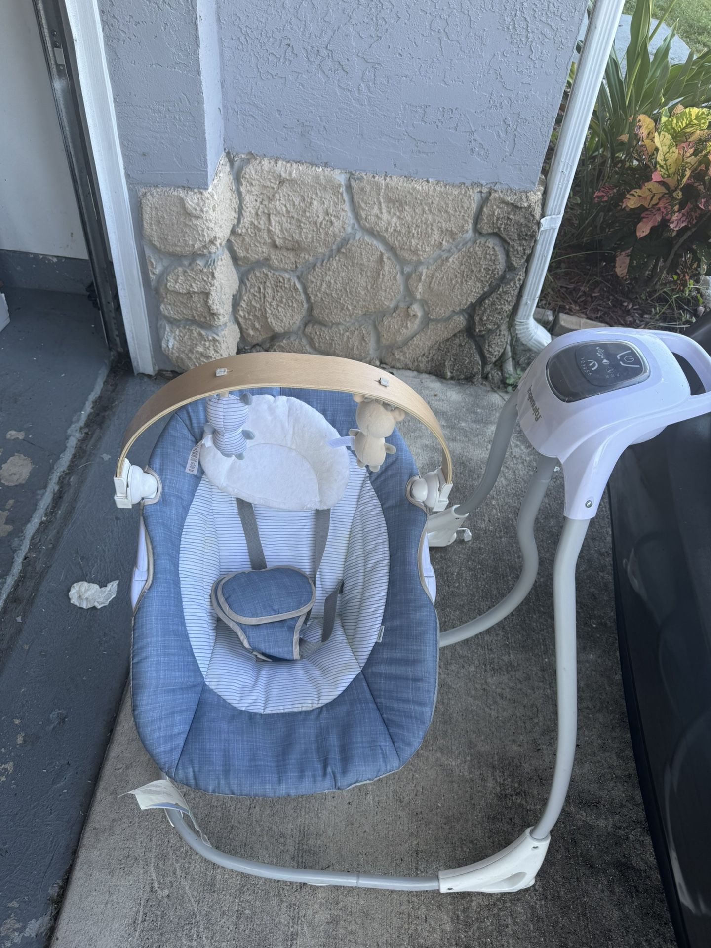 Ingenuity Simple Comfort Swing With Wood Toy Bar
