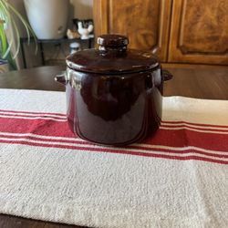 Vintage 1950s West Bend Bean Pot Genuine Stoneware With Lid. This is in mint condition. No chips or cracks 