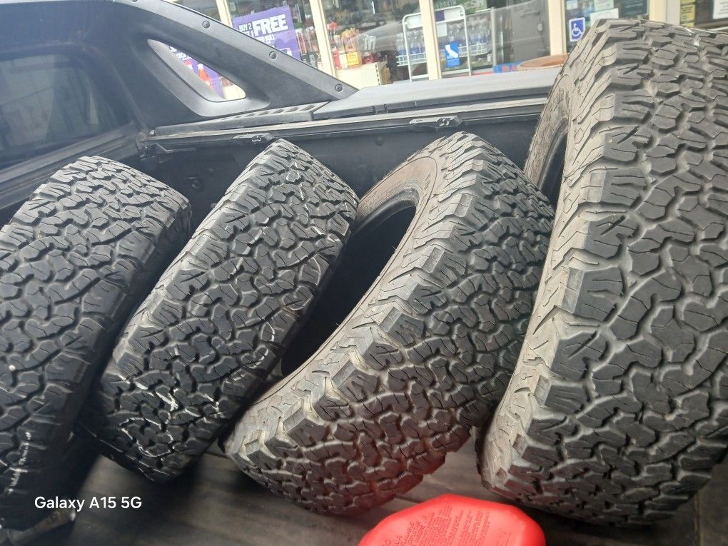 LT255/70/17 BFG KO2 TIRES (4)