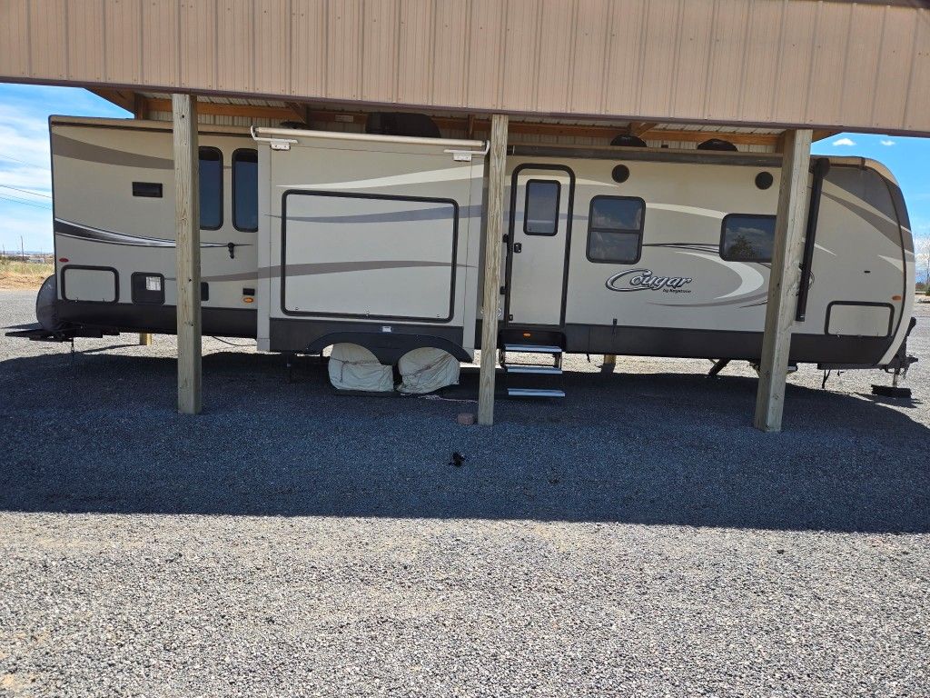 2018 Keystone Cougar Lite Travel Trailer 33'