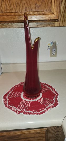 Vintage L. E. Smith smooth Amberina 19" swung vase.