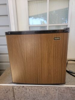 Sanyo Mini Fridge