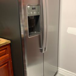 GE® 33 in. 23.0 Cu. Ft. Fingerprint Resistant Stainless Steel Side-by-Side Refrigerator