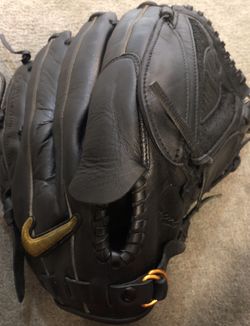 Nike D-Train グローブ Darvish yu Model Glove of the Day: @nikediamond Navy Blue Yu Darvish