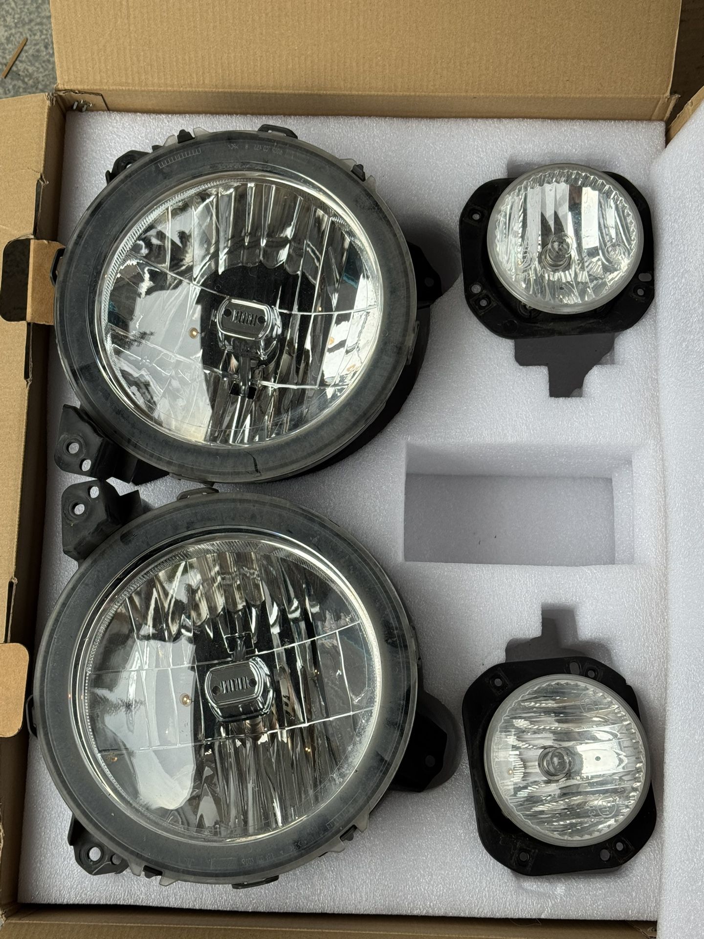OEM ‘23 Jeep JLUR Halogen Headlights And Fog Lights
