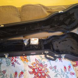 GATOR HARD SHELL 100$ CASE FOR LES PAUL STYLE USED ONCE. GIVE YOU FOR 75$