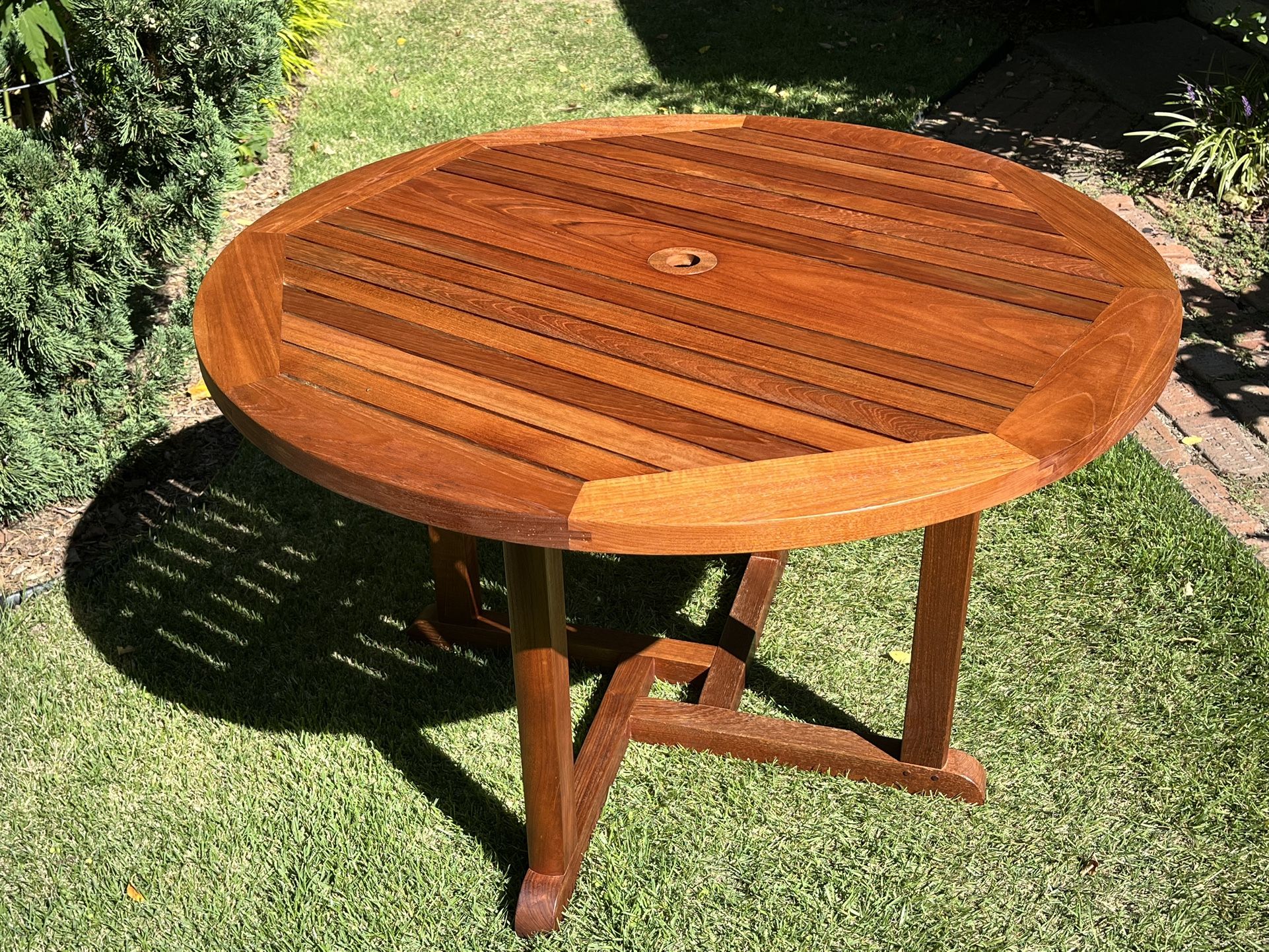 High End British Teak Patio Table Barlow Tyrie 43” Diameter 