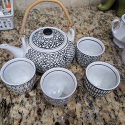 Black and White Teapot Set