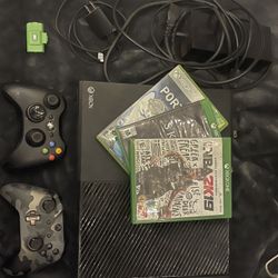 Xbox One - 2 Controllers, 3 Games + Rechargeable Battery Pack