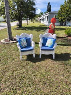 Antique White Wicker Furniture With Pillows
