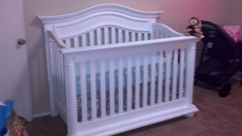 4-in-1 Convertable Crib - Near Modesto Mall