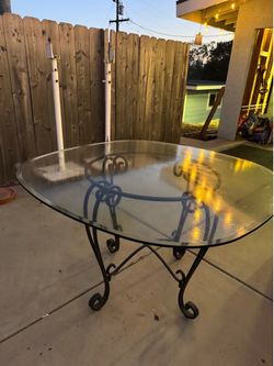 Great condition glass table!