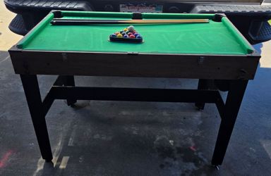 Mini pool table