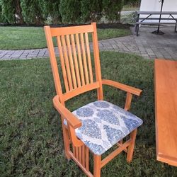 Dinning Room Table and 6 Chairs