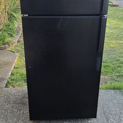 Ge Fridge Size 28w 28d 64h) I Can Help You With Free Delivery Within 10 miles distance