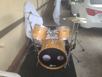 Bateria Drum Set YAMAHA Stage Custom complete w Double BassPedal, Cymbals&Hi-Hats, Hardware or Stands, 2 Pr of Sticks and a Drum Tuning Key $555.00 O.