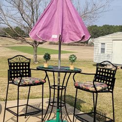 Very nice outdoor pub height patio set 