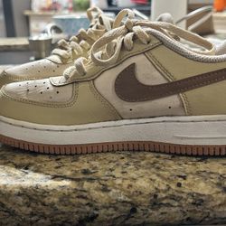Nike Air Force 1 Low Kids Sneakers – Size 2.5Y – Beige/Brown