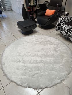 Rounded white fur rug 6 feet