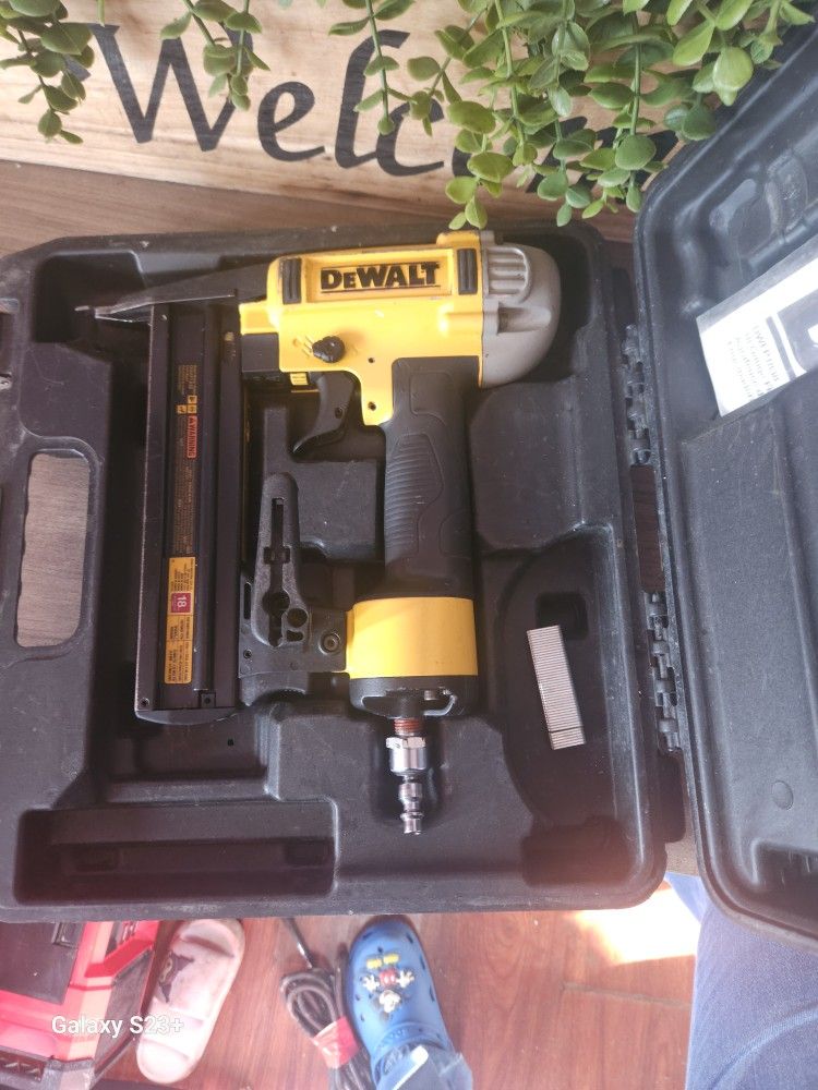 Engrabadora Finish Dewalt