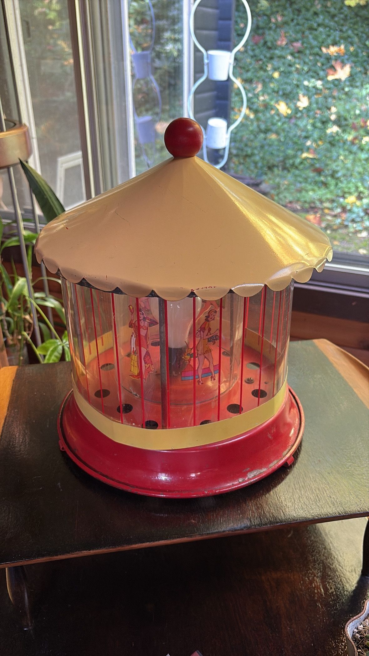 Motion Lamp With Ladies