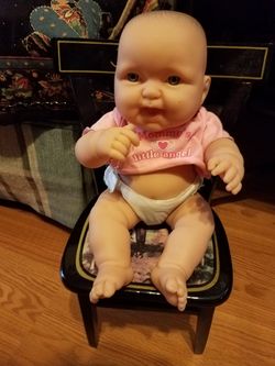 MUÑEQUITO CON SU SILLITA