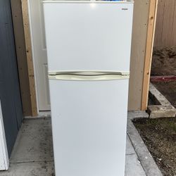 Haier Refrigerator/ Refrigerador Haier (9.8-cu ft)