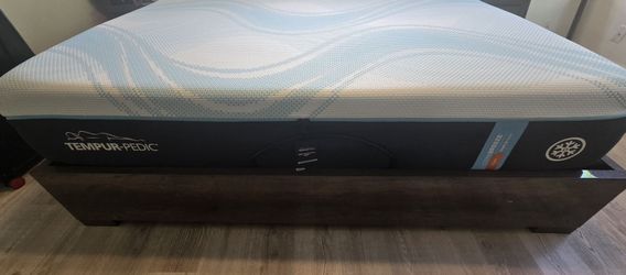 TEMPUR-PEDIC LUXE BREEZE FIRM KING SIZE MATTRESS