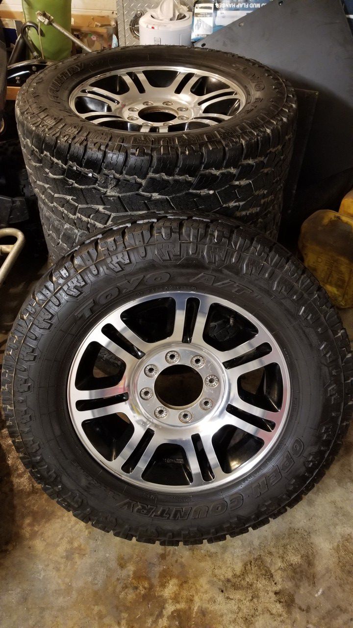 Ford Platinum Wheels with Toyo Open Country AT xtreme tires 35x12.50