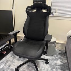 Like New - Vertagear PL4800 Gaming Chair