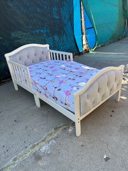 BEAUTIFUL TODDLER BED REALLY GOOD CONDITION WITH SEALY MATTRESS