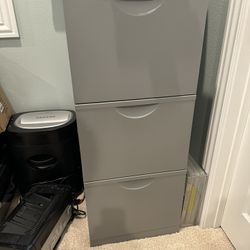 Filing Cabinet- 3 Drawers With Key