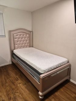 Twin bed  with mattress  memory foam$250