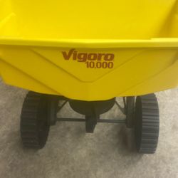 VIGORO  10,000 Broadcast Spreader 