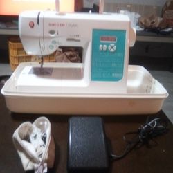 SINGER STYLIST COMPUTERIZED SEWING MACHINE