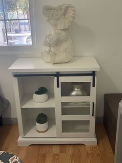 Hermosa mesa con puerta corrediza