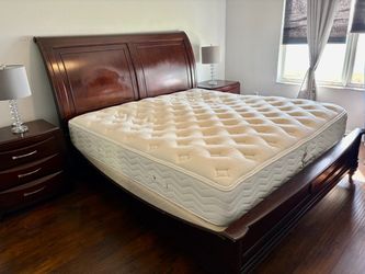 Bedroom Set - Mattress is included - Size King!