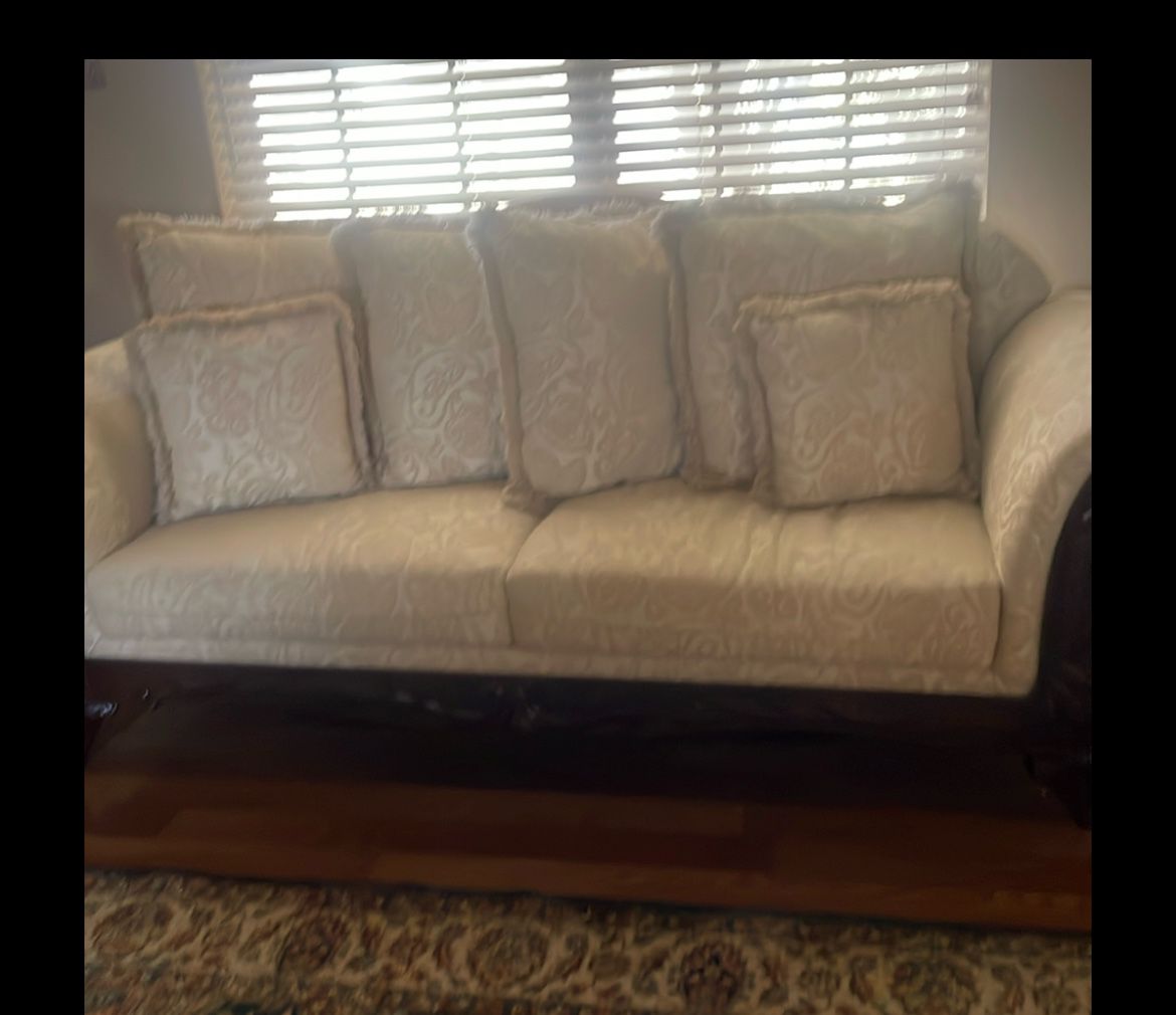 Victorian Style Sofa And Loveseat In Great Condition