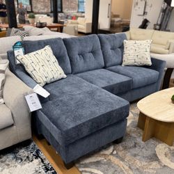 (NEW) 90" Sofa w/Reversible Chaise