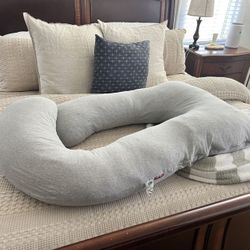 NEW Momcozy Pregnancy Pillow 